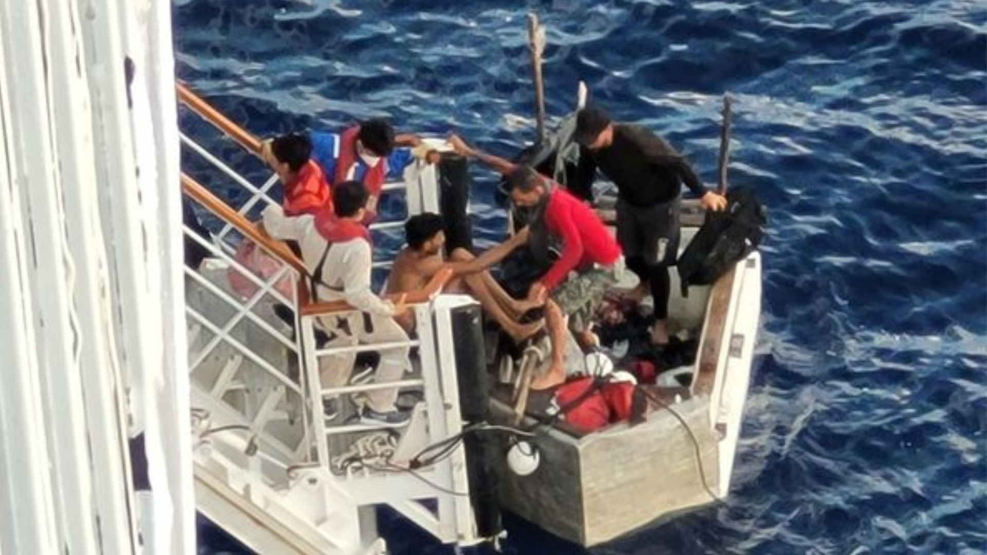 Rescata crucero a seis balseros cubanos en el Golfo de México